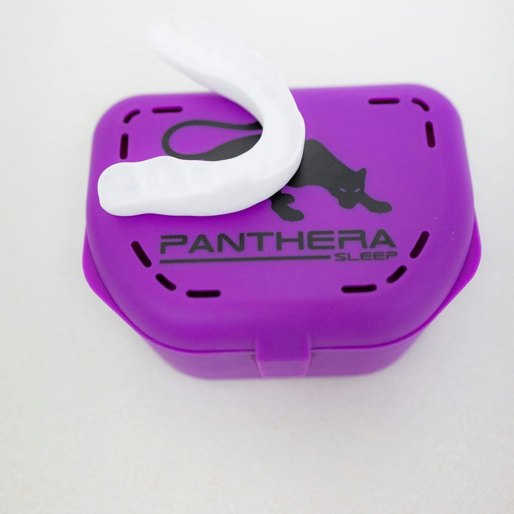 Custom jaw-positioning oral appliance and its case, used to open the airway and reduce snoring
